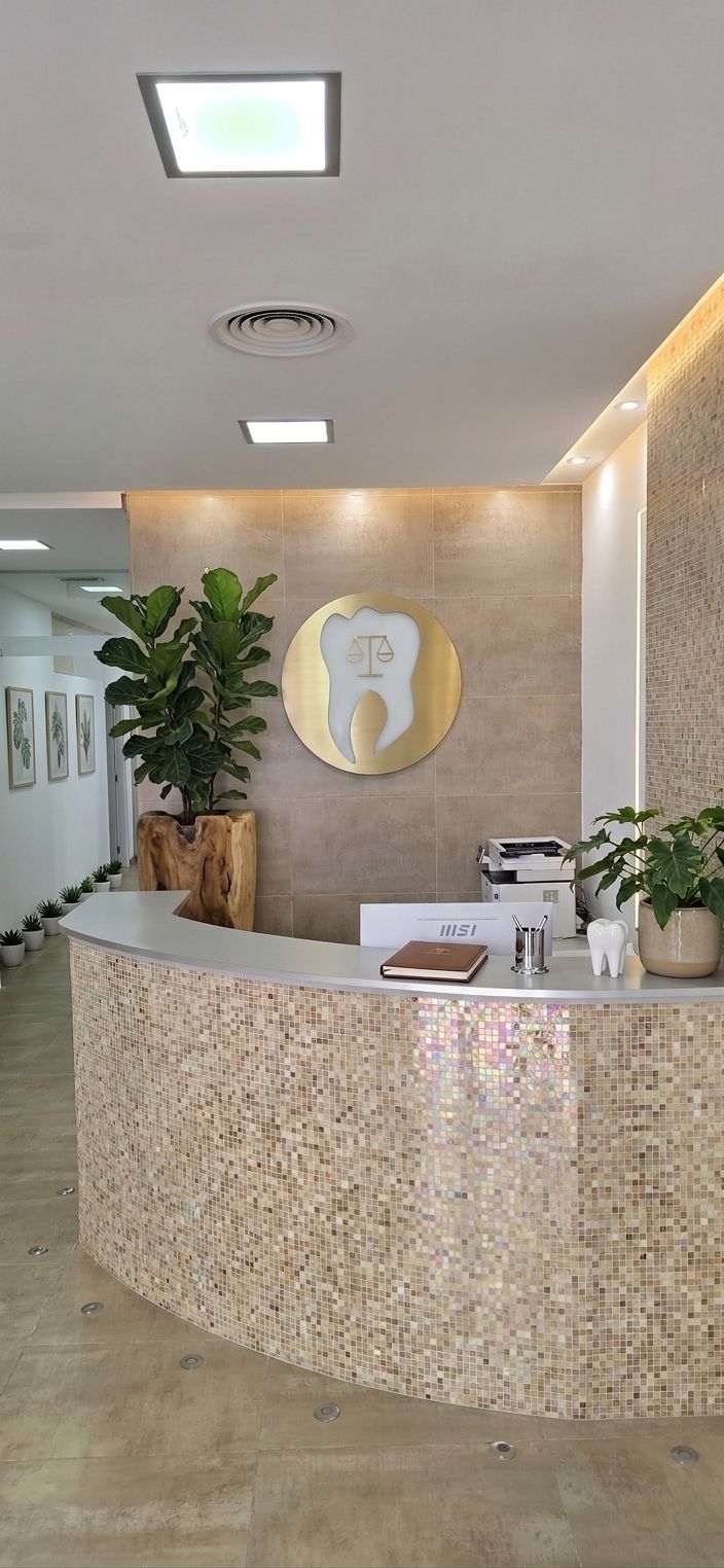 Recepción de la clínica con el logotipo en la pared