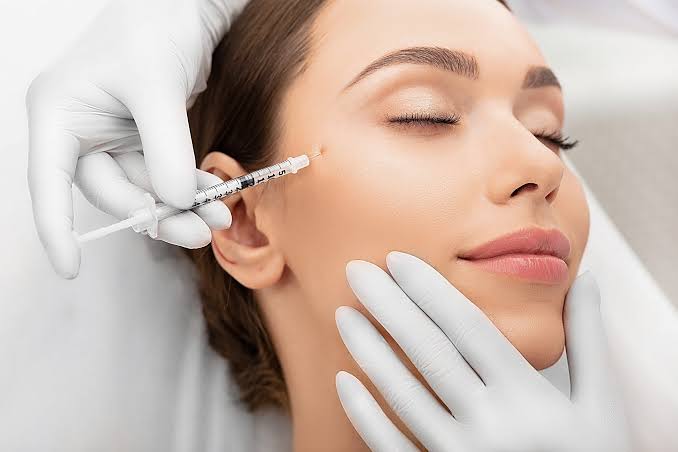Infiltración facial de un activador de colágeno en el pómulo